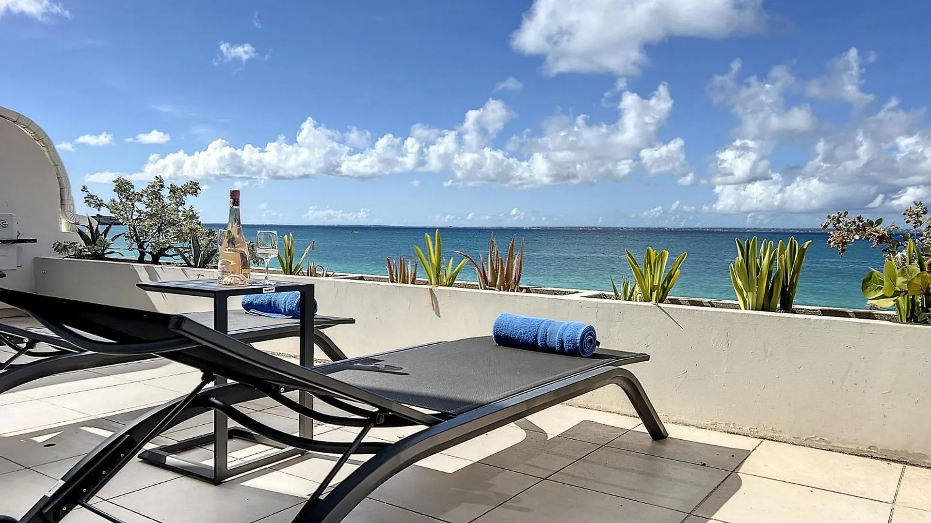 Paradis Caraibes 1, Feet In The Water In Grand Case Holiday home